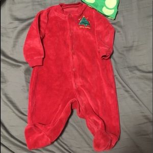 0-3m “Merry Christmas” onesie unisex with hat.